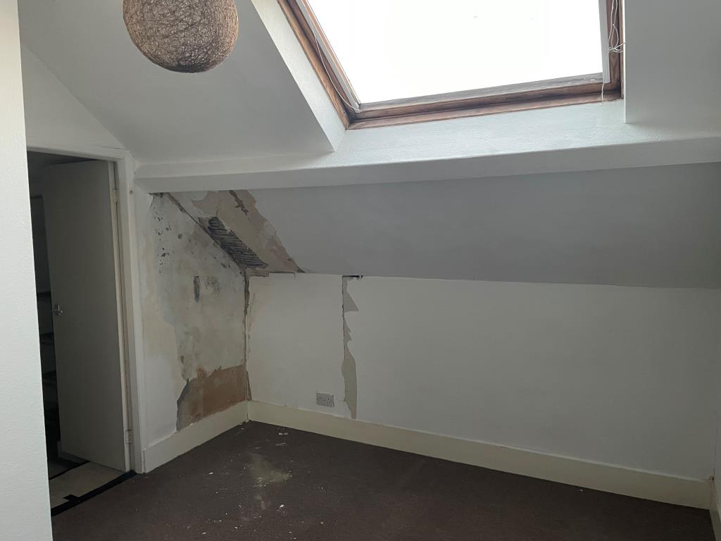 Lot: 54 - TOP FLOOR FLAT WITH ROOF TERRACE IN CITY CENTRE - Rear double bedroom with Velux window